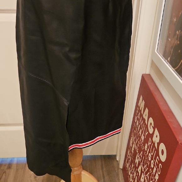 Chic Asymmetrical Black Pu Skirt with Red Accent - Picture 6 of 7